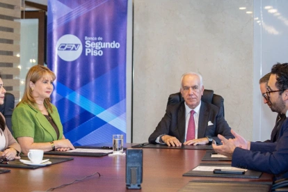 Representantes de la CFN y del Banco del Austro en la firma del convenio.