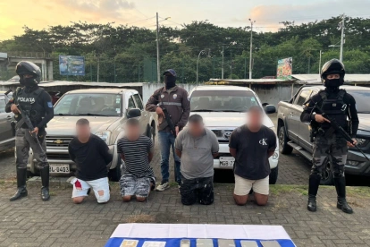 La Policía presentó a los sospechosos detenidos en Chone junto con los indicios recabados durante el operativo.