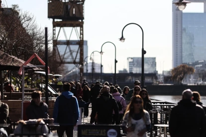 Decenas de personas al recorrer el turístico barrio de Puerto Madero, en la ciudad de Buenos Aires (Argentina)