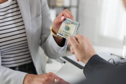 Referencial. Entrega de dinero refleja el pago del décimo cuarto sueldo en Quito en 2026