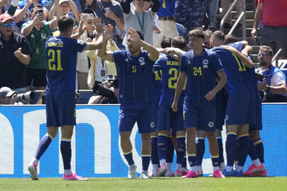Jugadores de Bosnia y Herzegovina festejan un gol que lograron ante Qatar.