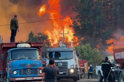 Fotografía de archivo del 3 de febrero de 2025 de un incendio en la provincia de El Bolsón, Río Negro (Argentina).