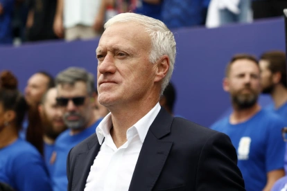 El seleccionador de Francia, Didier Deschamps, observa antes del partido de la fase de grupos de la Copa Mundial de la FIFA 2026 entre Francia e Irak.