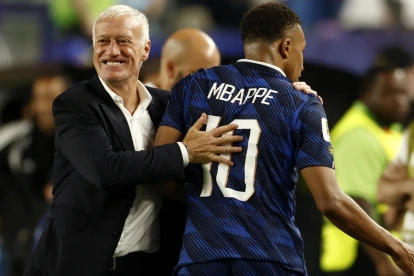 Kylian Mbappé de Francia interactúa con el seleccionador Didier Deschamps mientras abandona el campo durante el partido de la fase de grupos de la Copa Mundial de la FIFA 2026 entre Francia e Irak.