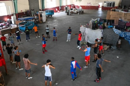 Atletas entrenan en un gimnasio de boxeo donde familias sin hogar se han instalado, en La Habana Vieja, el 9 de junio de 2026.