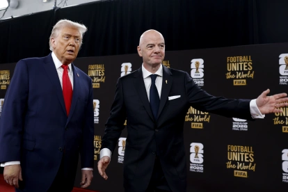 El presidente de Estados Unidos, Donald Trump (i), interactúa con Gianni Infantino, presidente de la FIFA.