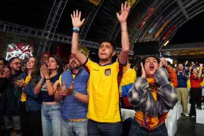 En el Arena Top Media Cumbayá se realiza el Quito Gastro Fan Zone, en donde se transmiten todos los partidos.