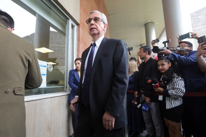 Enrique Herrería, secretario General Jurídico de la Presidencia, entregó al CNE más de 22 cajas y 14.532 folios como parte de la respuesta al pedido de revocatoria de mandato contra Daniel Noboa.
