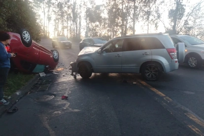 Un vehículo volcó tras impactarse con otro automotor en Monserrat, provocando demoras y congestión durante las primeras horas.