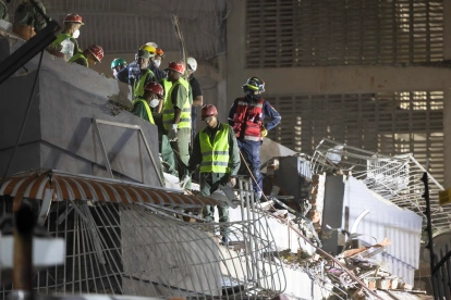 Equipos de rescate trabajan entre los escombros tras los terremotos que sacudieron Venezuela.