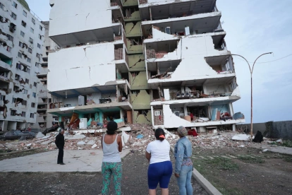 Residentes observan los bloques de viviendas gravemente dañados tras los terremotos en Catia La Mar, estado La Guaira.
