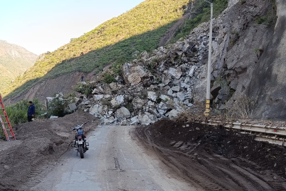 Un nuevo derrumbe complica la situación de la vía Cuenca- Girón- Pasaje.