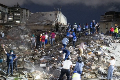 Terremotos en Venezuela dejan 160 muertos el 24 jun; autoridades habilitan líneas para buscar familiares.