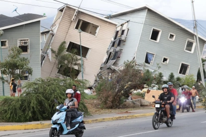 Vista de varios edificios dañados por los terremotos en la localidad de Catia La Mar, en el estado costero de La Guaira (Venezuela) este jueves.