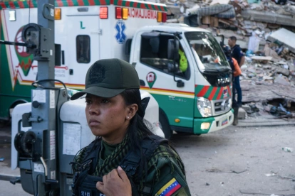 Equipos de rescate participan en la remoción de escombros tras los terremotos en Chacao, Caracas.