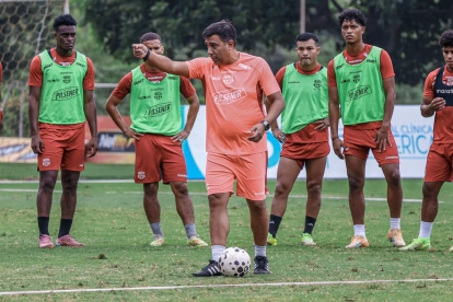 El DT César Farías busca soluciones en Barcelona SC por la falta de buenos resultados.