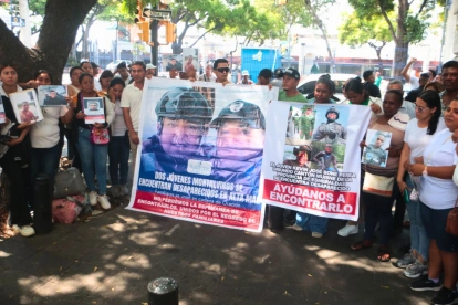 Los familiares de los guardias desaparecidos realizaron un plantón al pie de la Gobernación del Guayas, en Guayaquil, para exigir resultados de la búsqueda.