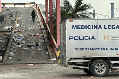 Personal de la Policía Judicial participó en el levantamiento del cadáver encontrado en el interior del edificio donde funcionó el centro comercial Multicomercio.