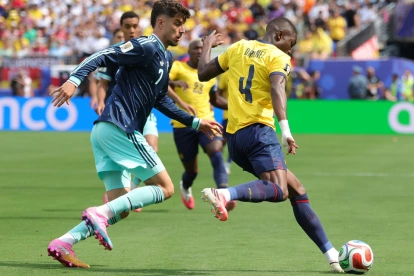 Ecuador - Alemania: Joel Ordóñez (der.) sale desde la zaga contra los teutones.