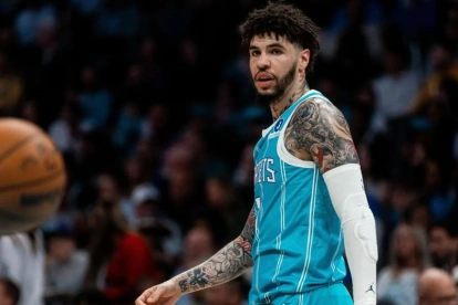 LaMelo Ball durante un partido oficial con los Charlotte Hornets.