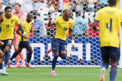 Mundial 2026: Nilson Angulo (c), autor del primer gol de Ecuador, ante Alemania.