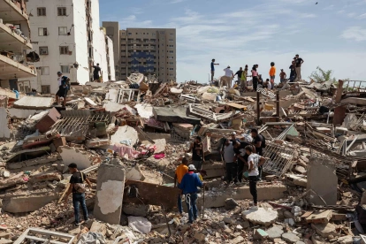 Rescatistas y voluntarios intensifican las labores de búsqueda entre estructuras colapsadas tras el fuerte sismo en Venezuela.