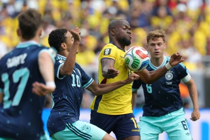 Ecuador - Alemania: el ecuatoriano Enner Valencia intenta superar la marca de los teutones, entre estos la joven figura Jamal Musiala (10).