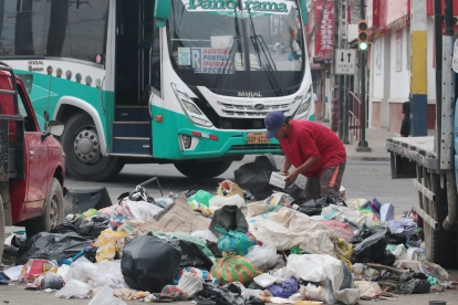 Insalubridad. Montículos de basura se acumularon ayer en distintos sectores de Durán tras la suspensión del servicio de recolección.