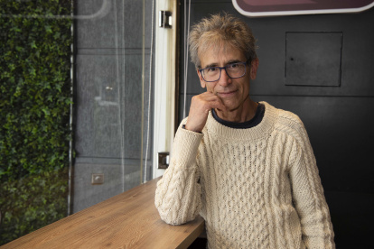 Adolfo Macías Huerta es escritor y psicoterapeuta. Cuenta con una extensa bibliografía, entre la que constan obras como Precipicio portátil para damas, Las niñas, El Dios que ríe