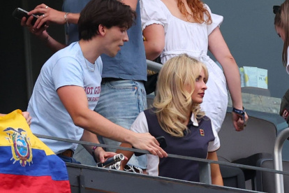 Sabrina Carpenter en el partido de Ecuador vs. Alemania.