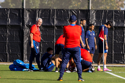 El seleccionador de Paraguay, Gustavo Alfaro (i), dirige un entrenamiento en el Spartan Soccer Complex, en San José, California (Estados Unidos).