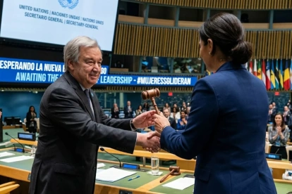 Foto creada con IA, de António Guterres, entregando la posta a una mujer, para dirigir la ONU.