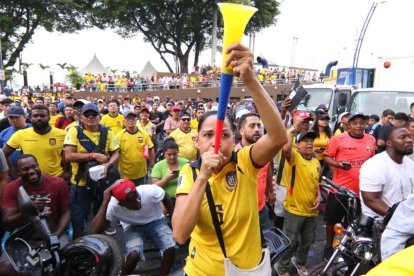 Miles de hinchas salieron a las calles de Guayaquil para celebrar el triunfo de la Selección Ecuatoriana este 25 de junio.