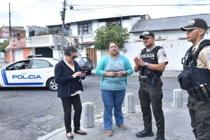 Trabajo. La organización vecinal fortalece la seguridad barrial mediante coordinación con Policía y depuración constante de chats comunitarios.