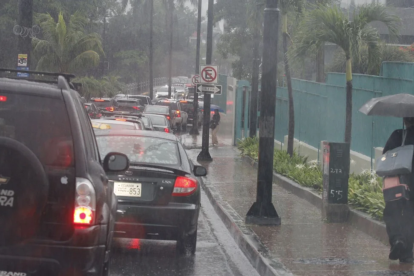 Se observan zonas de convección que generan lluvias de intensidad variable en la región Amazónica y en el interior del Litoral