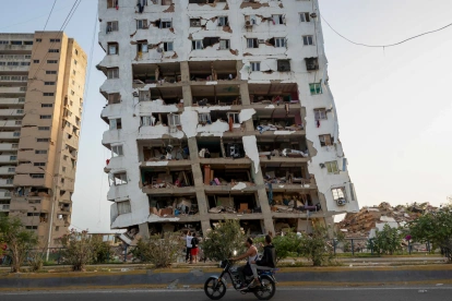 Edificios gravemente dañados en Catia La Mar, una de las ciudades más afectadas por los terremotos en Venezuela.