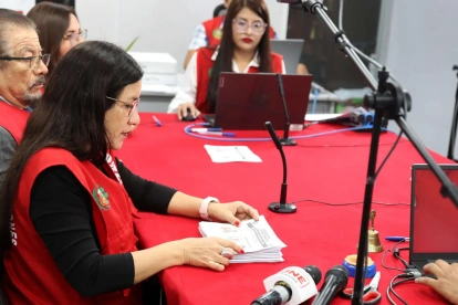 Fotografía del 15 de junio de 2026 de integrantes del Jurado Electoral Especial de Lima Centro 2 (JEE LC 2), en Lima (Perú).