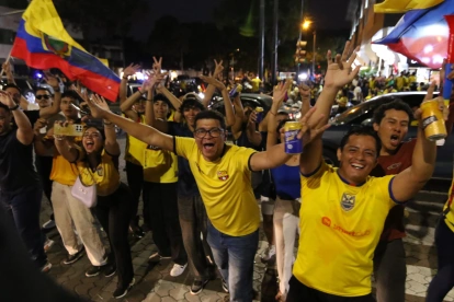 La celebración de los ecuatorianos porque La Tri ganó 2-1 a Alemania.