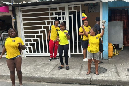 Vecinos y familiares de Gonzalo Plata celebran en el suburbio de Guayaquil tras el triunfo de Ecuador sobre Alemania en el Mundial 2026.