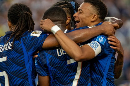 Kylian Mbappe (d) de Francia celebra un gol con sus compañeros durante el Mundial 2026