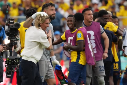 Sebastián Beccacece y un festejo con sus jugadores en Nueva Jersey.