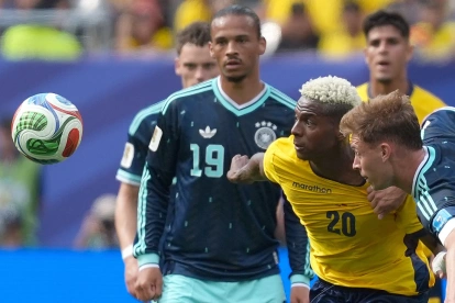 Nilson Angulo de Ecuador disputa el balón con Joshua Kimmich (d) de Alemania este jueves, en un partido del grupo E del Mundial de la FIFA 2026.