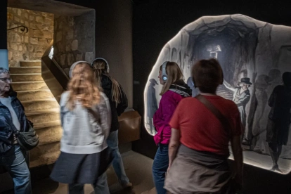 Reproducción de un grabado de 1809 en las galerías subterráneas de las Catacumbas de París.