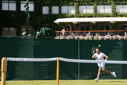 Stan Wawrinka, de Suiza, en acción durante una sesión de entrenamiento previa al Campeonato de Wimbledon en Londres, Gran Bretaña