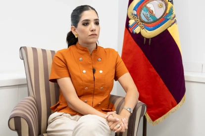 La viceministra de Turismo de Ecuador, María José Reshuan, habla durante una entrevista con EFE este viernes, en Nueva York (EE.UU.).