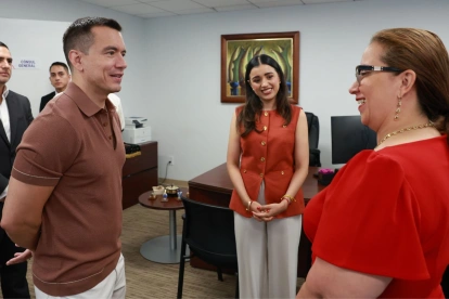 El presidente Daniel Noboa y Helen Arteaga (d), vicealcaldesa de Salud de Nueva York.