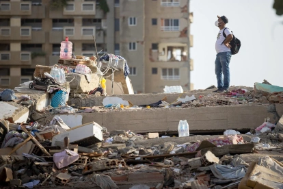 Detalle de un edificio derruido en Catia la Mar, Venezuela, mientras continúa la búsqueda entre los escombros de los edificios, este viernes.