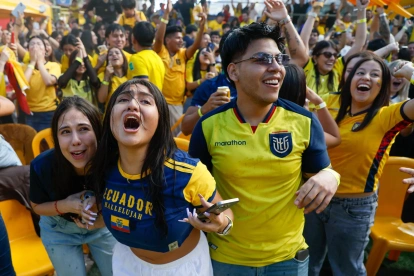 Aficionadas ecuatorianas celebran en Quito la victoria (2-1) de la Tri ante Alemania este jueves en un partido del Grupo E del Mundial 2026.