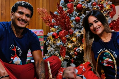 Héctor Bello junto a su esposa e hija.