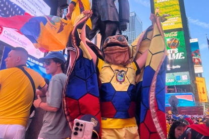 El 'banderazo' ecuatoriano se tomó Times Square previo al partido contra Alemania por el Mundial 2026.